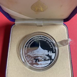 เหรียญที่ระลึกสวนหลวงร.9 ในหลวง - ราชินี เนื้อเงินขัดเงา ปี 35 หนัก31.5 กรัม ผลิต 1,000 เหรียญ สผ.ประมาณ 4 ซม.พร้อมกล่องเดิม - Image 2