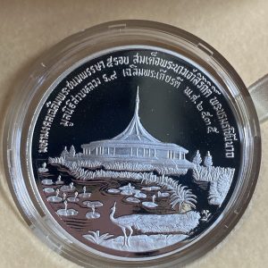 เหรียญที่ระลึกสวนหลวงร.9 ในหลวง - ราชินี เนื้อเงินขัดเงา ปี 35 หนัก31.5 กรัม ผลิต 1,000 เหรียญ สผ.ประมาณ 4 ซม.พร้อมกล่องเดิม - Image 3