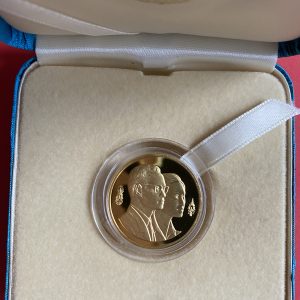 เหรียญที่ระลึกสวนหลวงร. 9 ในหลวง - ราชินี เนื้อทองคำขัดเงา ปี2535 ผลิต1,000 เหรียญ นํ้าหนัก 15.6 กรัม พร้อมกล่องเดิม - Image 3