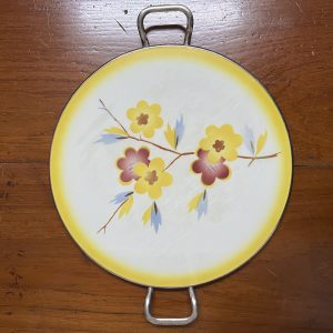 ถาดกระเบื้องโบราณแบบหายากไม่มีปีกขอบ ขนาด 12 "ลาย ช่อดอกไม้สีส้ม 3 ดอกและนำ้ตาล 2 ดอก จับขอบพร้อมหูและดุมขา สมบูรณ์ - Image 2