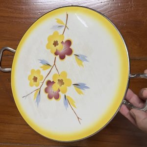 ถาดกระเบื้องโบราณแบบหายากไม่มีปีกขอบ ขนาด 12 "ลาย ช่อดอกไม้สีส้ม 3 ดอกและนำ้ตาล 2 ดอก จับขอบพร้อมหูและดุมขา สมบูรณ์ - Image 3