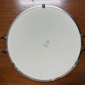 ถาดกระเบื้องโบราณแบบหายากไม่มีปีกขอบ ขนาด 12 "ลาย ช่อดอกไม้สีส้ม 3 ดอกและนำ้ตาล 2 ดอก จับขอบพร้อมหูและดุมขา สมบูรณ์ - Image 4