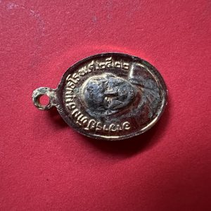 เหรียญเม็ดแตง หลวงปู่ทวดวัดช้างให้ ปี 2522 เนื้อกะไหล่ทอง - Image 2