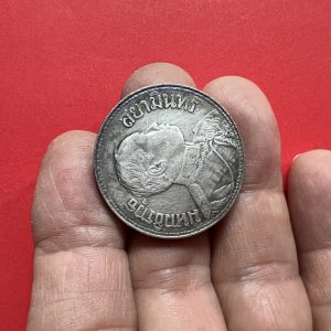 เหรียญเนื้อเงินหนึ่งบาท ตราพระบรมรูปร.6 - ตราไอราพรต พ.ศ.2457 สวยงามคมชัดเดิมๆ ทั้งเครื่องราช และขนตาของพระองค์ - Image 4