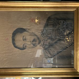 รูปวาดเสด็จพ่อ ร.5 แบบไรเงาด้วยดินสอเก่าบานใหญ่ เหนือรูป มีปั้มตราครุฑสีแดงเดิม และมีปิดทองไว้อยู่ด้านข้างและด้านล่าง - Image 2