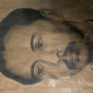 รูปวาดเสด็จพ่อ ร.5 แบบไรเงาด้วยดินสอเก่าบานใหญ่ เหนือรูป มีปั้มตราครุฑสีแดงเดิม และมีปิดทองไว้อยู่ด้านข้างและด้านล่าง - Image 4