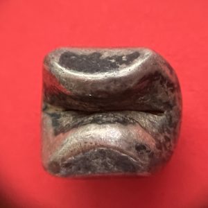 พดด้วงรัตนโกสินทร์เม็ดบาทสมัย ร. 4 พ.ศ.2394-2411 ( ตรามงกุฎ-กรงจักร ) เม็ดที่ 10  ผิวธรรมชาตินื้อแก่ทองตราตอกลึกคม - Image 3