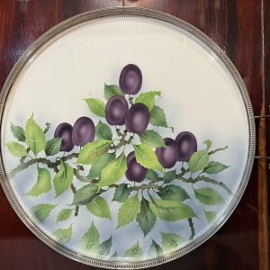 ถาดกระเบื้องโบราณสมัย ร.5 ขนาดใหญ่ 20" ผลิตจากต่างประเทศ ลายช่อผลไม้เชอรี่สีม่วง 8 ผล สภาพสวยสมบูรณ์แบบนี้หายากมาก - Image 2