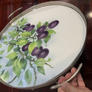ถาดกระเบื้องโบราณสมัย ร.5 ขนาดใหญ่ 20" ผลิตจากต่างประเทศ ลายช่อผลไม้เชอรี่สีม่วง 8 ผล สภาพสวยสมบูรณ์แบบนี้หายากมาก - Image 3