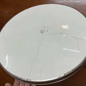 ถาดกระเบื้องโบราณสมัย ร.5 ขนาด 18" ลายช่อดอกกุหลาบสีเหลืองและชมพูรวมดอกอื่นๆสีนำ้เงิน มีรอยร้าว ขาดดุมและหู - Image 4