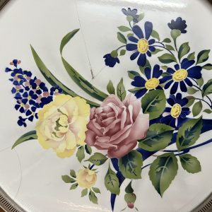 ถาดกระเบื้องโบราณสมัย ร.5 ขนาด 18" ลายช่อดอกกุหลาบสีเหลืองและชมพูรวมดอกอื่นๆสีนำ้เงิน มีรอยร้าว ขาดดุมและหู - Image 2