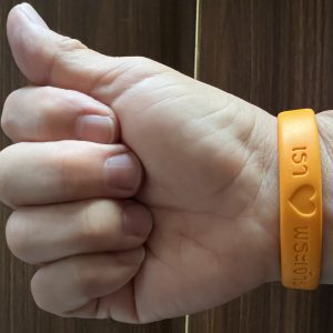 สายข้อมือเฉลิมพระเกียรติ์ "เรารักในหลวง" มีหมายเลชกำกับทุกเส้นบรรจุอยู่ในซองอย่างดี - Image 3