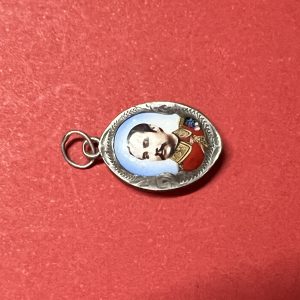 ล็อกเก็ตเสด็จพ่อร.5  เลี่ยมเงินด้านหลัง มีตรา จปร. ครอบมงกุฎ ใส่ห่วงเก่า พร้อมบูชา - Image 2