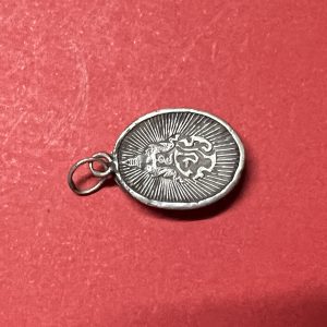 ล็อกเก็ตเสด็จพ่อร.5  เลี่ยมเงินด้านหลัง มีตรา จปร. ครอบมงกุฎ ใส่ห่วงเก่า พร้อมบูชา - Image 4