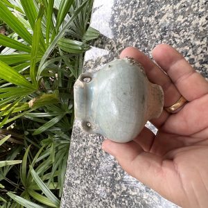 สังคโลกเก่ารูป คณโฑนำ้กระปุกใบเตี้ยมีหู 2 หู ชนิดดินเคลือบนำัยาสีเขียวไข่กาไม่มีลวดลายใบเล็กจิ๋ว สภาพสวยสมบูรณ์ - Image 2