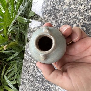 สังคโลกเก่ารูป คณโฑนำ้กระปุกใบเตี้ยมีหู 2 หู ชนิดดินเคลือบนำัยาสีเขียวไข่กาไม่มีลวดลายใบเล็กจิ๋ว สภาพสวยสมบูรณ์ - Image 4