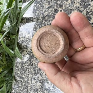 สังคโลกเก่ารูป ทรงโอ่งนำ้ปากแคบคล้ายศิลปะสุโขทัย ชนิดดินเผาโบราณไม่มีลวดลายใบเล็กจิ๋ว  สภาพสวยสมบูรณ์ - Image 4