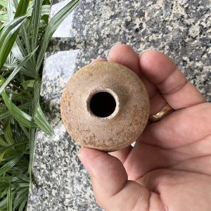 สังคโลกเก่ารูป ทรงโอ่งนำ้ปากแคบคล้ายศิลปะสุโขทัย ชนิดดินเผาโบราณไม่มีลวดลายใบเล็กจิ๋ว  สภาพสวยสมบูรณ์ - Image 3